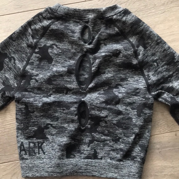 gymshark adapt camo seamless crop top-black - Picture 4 of 4